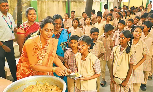 கருணாநிதி பிறந்த நாளையொட்டி பள்ளிகளில் சர்க்கரை பொங்கல்; மாணவ-மாணவிகள் ருசித்து சாப்பிட்டனர் கருணாநிதி பிறந்த நாளையொட்டி பள்ளிகளில் சர்க்கரை பொங்கல்; மாணவ-மாணவிகள் ருசித்து சாப்பிட்டனர்