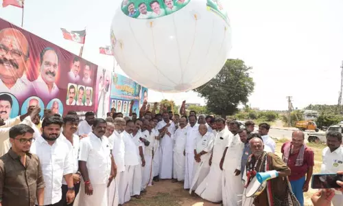 மதுரை மாநாட்டையொட்டி அ.தி.மு.க.வினர் ராட்சத பலூன் பறக்கவிட்டு பிரசாரம்