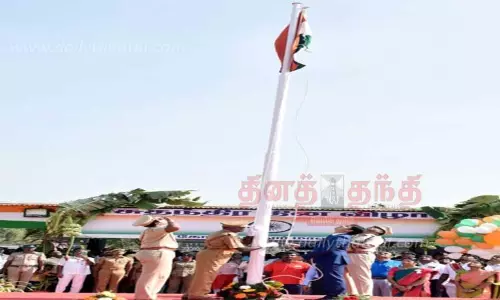 கலெக்டர் தேசிய கொடி ஏற்றினார்