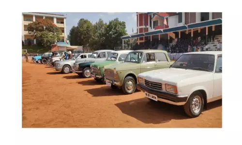 சுதந்திர தினத்தையொட்டி குன்னூரில், பழங்கால வாகனங்கள் அணிவகுப்பு சுதந்திர தினத்தையொட்டி குன்னூரில், பழங்கால வாகனங்கள் அணிவகுப்பு