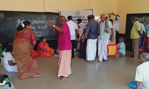 சுருளிப்பட்டியில் நடந்த கிராமசபை கூட்டத்தில்அதிகாரியை முற்றுகையிட்ட பொதுமக்கள்