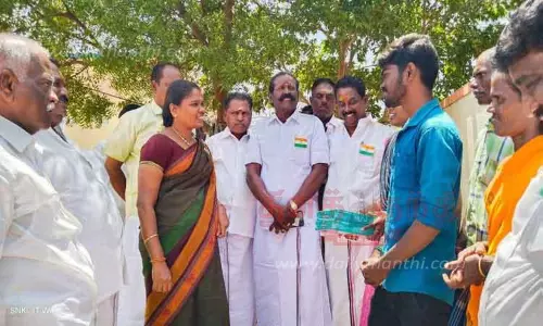 நீட் தேர்வில் வெற்றி பெற்றவருக்கு அ.தி.மு.க. நிதி உதவி