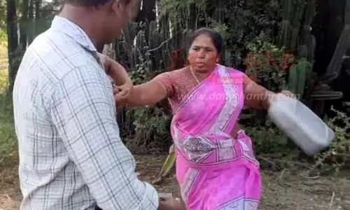 விவசாயி குடும்பத்துடன் தீக்குளிக்க முயன்றதால் பரபரப்பு