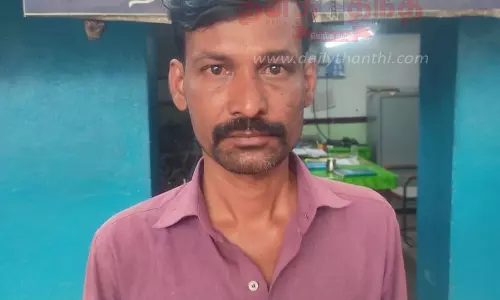 மோட்டார் சைக்கிளில் மதுவிற்றவர் கைது மோட்டார் சைக்கிளில் மதுவிற்றவர் கைது