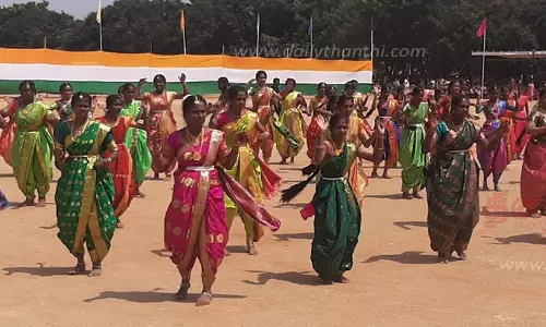 நாமக்கல்லில் சுதந்திர தினவிழா:கலெக்டர் உமா தேசியக்கொடியை ஏற்றினார் நாமக்கல்லில் சுதந்திர தினவிழா:கலெக்டர் உமா தேசியக்கொடியை ஏற்றினார்