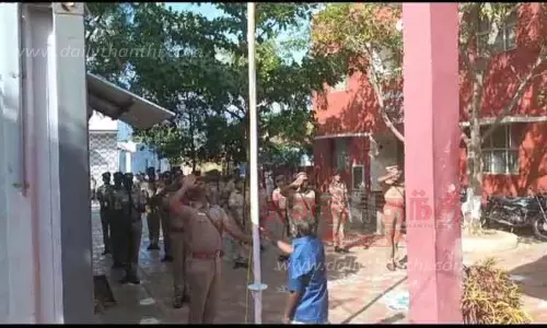 போலீஸ் நிலையத்தில் தேசிய கொடி ஏற்றிய தூய்மை பணியாளர்
