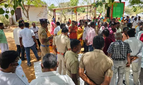 கிராம சபை கூட்டத்திற்கு தலைவர் வராததால் பொதுமக்கள் வாக்குவாதம்