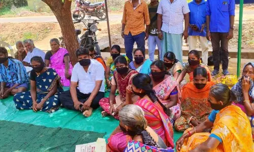 வாயில் கருப்பு துணி கட்டி கிராமசபையில் பங்கேற்ற மக்கள்