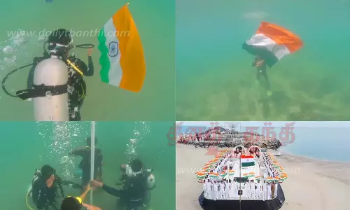 மண்டபம் கடலுக்குள் தேசிய கொடி ஏற்றிய கடலோர காவல் படை வீரர்கள் மண்டபம் கடலுக்குள் தேசிய கொடி ஏற்றிய கடலோர காவல் படை வீரர்கள்