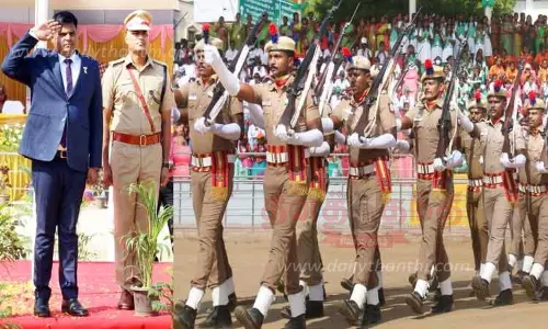 கலெக்டர் கார்த்திகேயன் தேசியக்கொடி ஏற்றினார்