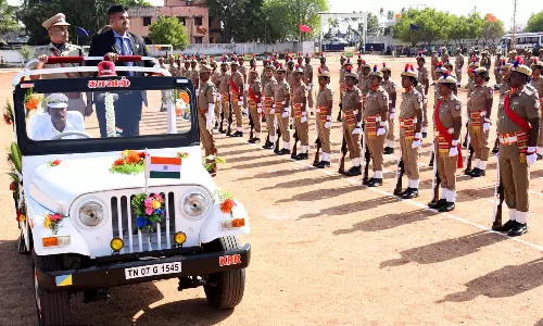கலெக்டர் பிரபுசங்கர் தேசியக்கொடி ஏற்றி மரியாதை கலெக்டர் பிரபுசங்கர் தேசியக்கொடி ஏற்றி மரியாதை