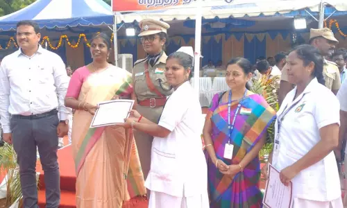 அரசு மருத்துவமனை செவிலியருக்கு பாராட்டு சான்றிதழ்