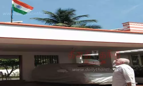 வீட்டில் தேசிய கொடி ஏற்றி சுப்ரீம் கோர்ட்டு முன்னாள் நீதிபதி பி.சதாசிவம் மரியாதை
