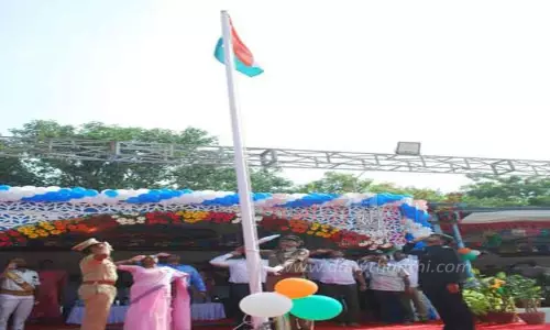 ஆனைக்கல்பாளையம் ஆயுதப்படை மைதானத்தில் சுதந்திர தினவிழா:கலெக்டர் ராஜகோபால் சுன்கரா தேசியக்கொடி ஏற்றினார் ஆனைக்கல்பாளையம் ஆயுதப்படை மைதானத்தில் சுதந்திர தினவிழா:கலெக்டர் ராஜகோபால் சுன்கரா தேசியக்கொடி ஏற்றினார்