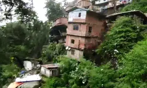 இமாசல பிரதேசத்தில் நிலச்சரிவால் சரிந்து விழும் வீடுகள் மற்றும் அடுக்குமாடி கட்டிடங்கள் - வீடியோ இமாசல பிரதேசத்தில் நிலச்சரிவால் சரிந்து விழும் வீடுகள் மற்றும் அடுக்குமாடி கட்டிடங்கள் - வீடியோ
