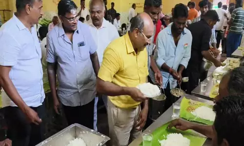 சுதந்திர தினவிழாவை முன்னிட்டுமுத்தாரம்மன் கோவிலில் அன்னதானம் சுதந்திர தினவிழாவை முன்னிட்டுமுத்தாரம்மன் கோவிலில் அன்னதானம்