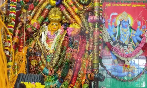 குன்னூர் அருகே இருக்கன்குடி மாரியம்மன்கோவிலில் ஊஞ்சல் உற்சவம் குன்னூர் அருகே இருக்கன்குடி மாரியம்மன்கோவிலில் ஊஞ்சல் உற்சவம்