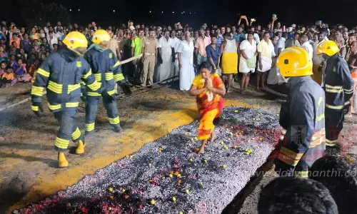 திரவுபதி அம்மன் கோவிலில் தீமிதி திருவிழா திரவுபதி அம்மன் கோவிலில் தீமிதி திருவிழா