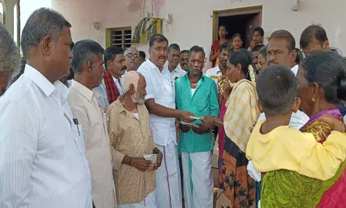 கீழ வைப்பார் கிராமத்தில்மீனவர்களுக்கு நிதிஉதவி: மார்க்கண்டேயன் எம்.எல்.ஏ. வழங்கினார் கீழ வைப்பார் கிராமத்தில்மீனவர்களுக்கு நிதிஉதவி: மார்க்கண்டேயன் எம்.எல்.ஏ. வழங்கினார்