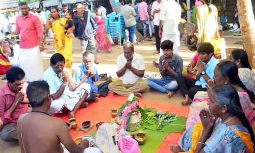 பேரூர் படித்துறையில் முன்னோர்களுக்கு தர்ப்பணம் கொடுத்து வழிபாடு