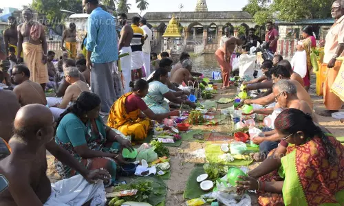 பூம்புகார் சங்கமத்துறையில் முன்னோர்களுக்கு தர்ப்பணம்