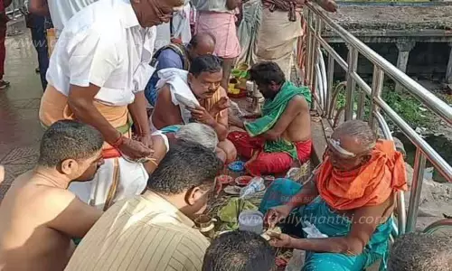 குற்றாலத்தில் முன்னோர்களுக்கு தர்ப்பணம்