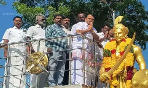 பூலித்தேவன் சிலைக்கு மாலை அணிவித்து மரியாதை