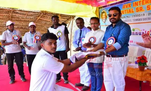 சங்கரன்கோவில் ஏ.பி.கே. பள்ளியில் சுதந்திர தின விழா சங்கரன்கோவில் ஏ.பி.கே. பள்ளியில் சுதந்திர தின விழா