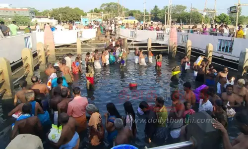 தேவிபட்டினம் கடலில் புனித நீராடிய பக்தர்கள்