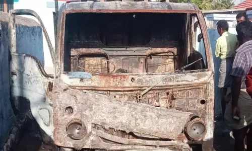 தீப்பிடித்து எரிந்த கியாஸ் வேன்