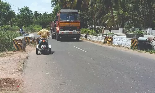 குறுகலான பாலத்தால் விபத்து அபாயம்