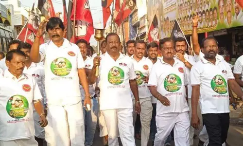 உளுந்தூர்பேட்டையில்அ.தி.மு.க. மாநாட்டு ஜோதிக்கு வரவேற்புமாவட்ட செயலாளர் குமரகுரு தலைமையில் நடைபெற்றது உளுந்தூர்பேட்டையில்அ.தி.மு.க. மாநாட்டு ஜோதிக்கு வரவேற்புமாவட்ட செயலாளர் குமரகுரு தலைமையில் நடைபெற்றது