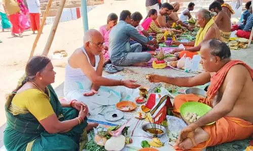 திருமூர்த்திமலையில் முன்னோர்களுக்கு தர்ப்பணம் கொடுத்த பொதுமக்கள்