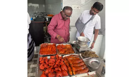 சுகாதாரம் இன்றி இயங்கிய 2 ஓட்டல்களுக்கு நோட்டீஸ் சுகாதாரம் இன்றி இயங்கிய 2 ஓட்டல்களுக்கு நோட்டீஸ்