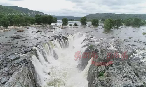 கர்நாடக அணைகளில் இருந்து தண்ணீர் திறப்பு:ஒகேனக்கல்லுக்கு நீர்வரத்து வினாடிக்கு 10 ஆயிரம் கனஅடியாக அதிகரிப்புகாவிரி ஆற்றில் பரிசல் இயக்க தடை