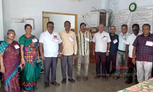 அரசு மருந்தாளுனர்கள் கோரிக்கை அட்டை அணிந்து பணியில் ஈடுபட்டனர்