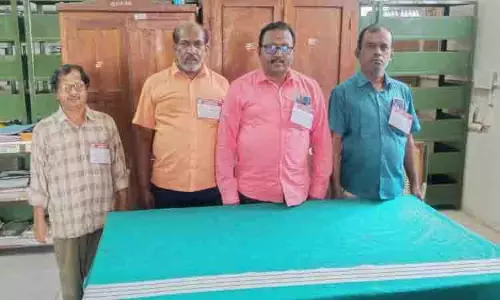 மருந்தாளுனர் சங்கத்தினர் கோரிக்கை அட்டை அணிந்து பணிபுரிந்தனர்