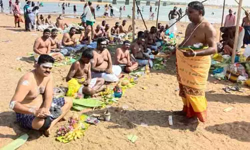 காவிரி ஆற்றங்கரைகளில் முன்னோர்களுக்கு தர்ப்பணம்