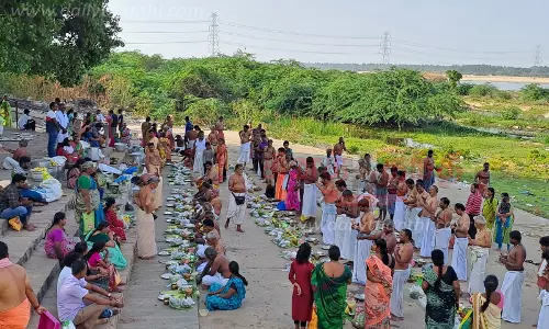 மோகனூர் காவிரி ஆற்றில் முன்னோர்களுக்கு தர்ப்பணம்