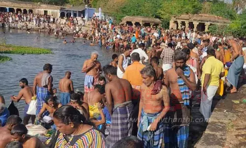 நெல்லை தாமிரபரணி ஆற்றில் முன்னோர்களுக்கு தர்ப்பணம்