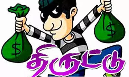 மோட்டார் சைக்கிள் பெட்டியை உடைத்து ரூ.1¾ லட்சம் திருட்டு மோட்டார் சைக்கிள் பெட்டியை உடைத்து ரூ.1¾ லட்சம் திருட்டு