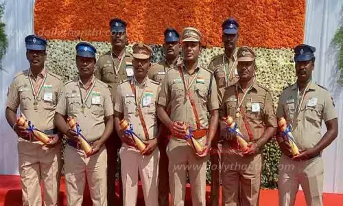போலீஸ் அதிகாரிகளுக்கு நற்சான்றிதழ்