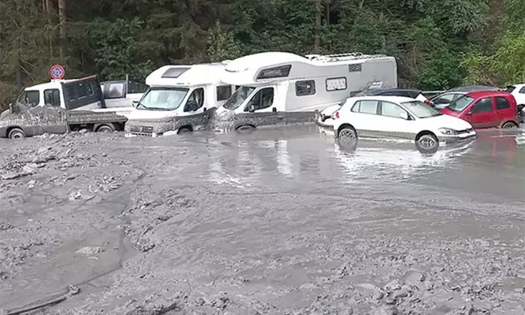 இத்தாலி நகர மக்களை பீதியில் ஆழ்த்திய சேற்று சுனாமி இத்தாலி நகர மக்களை பீதியில் ஆழ்த்திய சேற்று சுனாமி