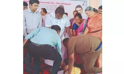 குழந்தையுடன் அமைச்சரின் காலில் விழுந்த டிரைவரால் பரபரப்பு