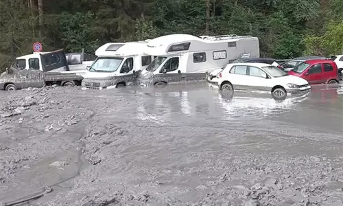 இத்தாலி நகர மக்களை பீதியில் ஆழ்த்திய சேற்று சுனாமி இத்தாலி நகர மக்களை பீதியில் ஆழ்த்திய சேற்று சுனாமி