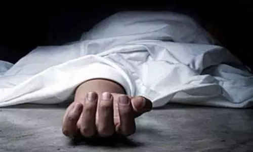 கோவிலில் சாமி தரிசனம் செய்த போது சேலையில் விளக்கு தீப்பிடித்து மூதாட்டி பலி கோவிலில் சாமி தரிசனம் செய்த போது சேலையில் விளக்கு தீப்பிடித்து மூதாட்டி பலி