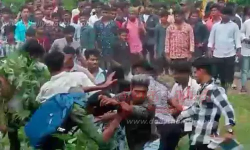 பஸ்சில் இடம் பிடிக்க ஒருவரையொருவர் தாக்கி கொண்ட கல்லூரி மாணவர்கள்