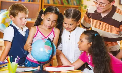 மாணவர்களின் கைகளில் எதிர்காலம்