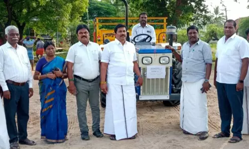 11 ஊராட்சிகளுக்குகுப்பைகள் சேகரிக்க தலா ரூ.9½ லட்சத்தில் வாகனம்சின்னசேலம் ஒன்றியக்குழு தலைவர் வழங்கினார்