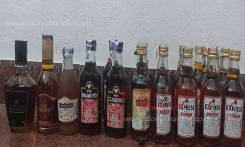 கஞ்சா, மதுபாட்டில்கள் பதுக்கிய தம்பதி கைது